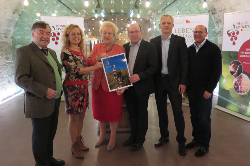 v.l.: D.I. Richard Schönstein, Forschungsinstitut für Energie und Umweltplanung (Lead Partner), Dr. Jaroslava Kaňuchová Pátková, Direktorin Slowakischer Weinbauverband (Hauptpartner Slowakei), LRin Verena Dunst, LR a.D. Andreas Liegenfeld, Weinbaupräsident Bgld., D.I. Martin Burjan, Direktor Bundesamt für Weinbau, D.I. Helmut Gangl, Bundesamt für Weinbau