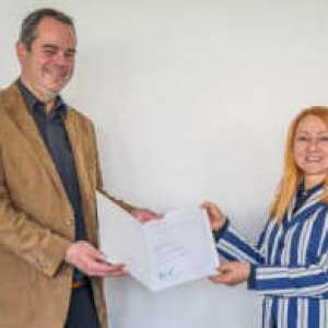 Dekretüberreichung von Direktor Mag. Dorner an DI Lirsch 